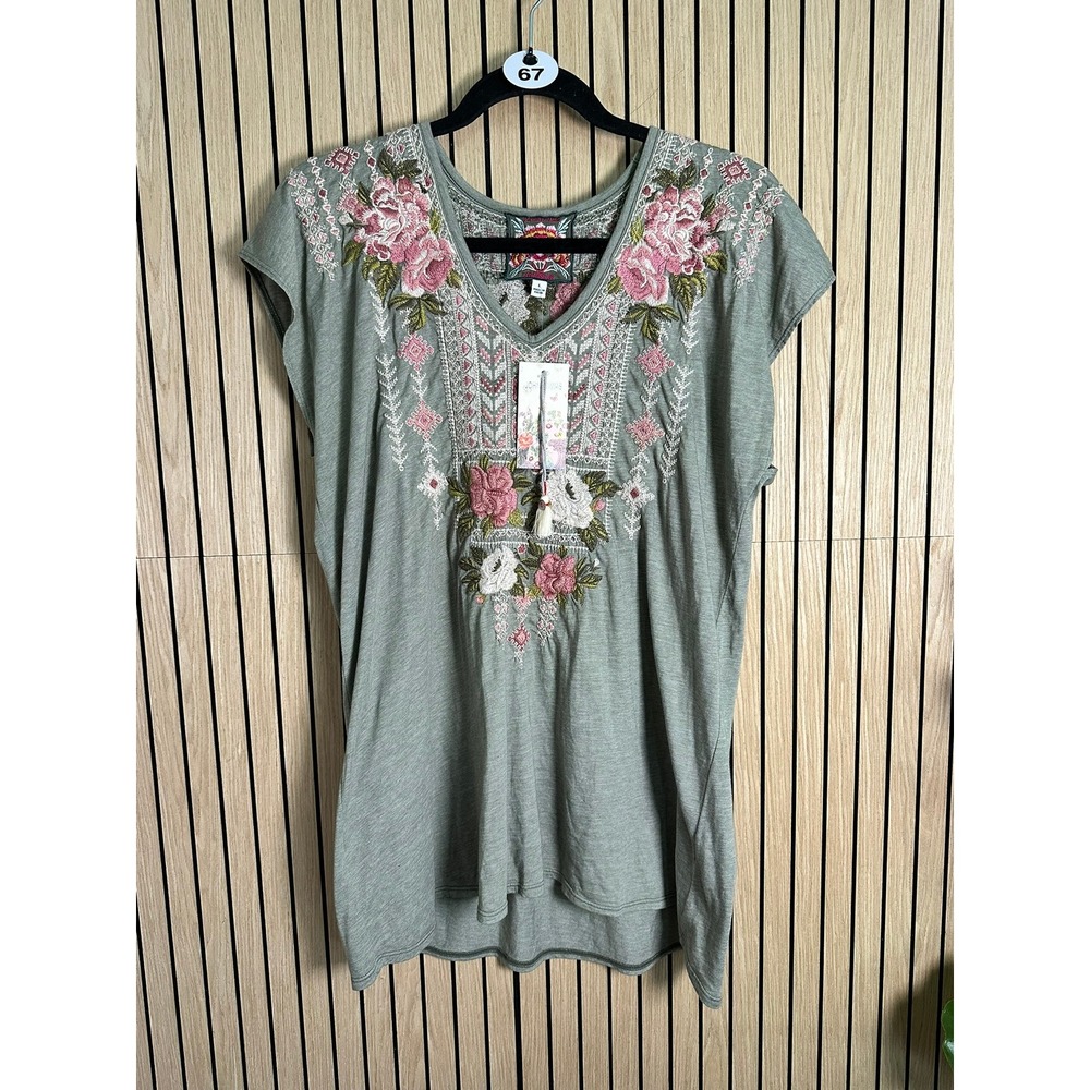 067 Johnny Was Yumi Deep Scoop T-Shirt Green Floral Embroidered V-Neck Top